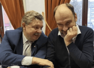Сергей Калякин и Дмитрий Кучук обсуждают будущее партий. Фото "Народной Воли".