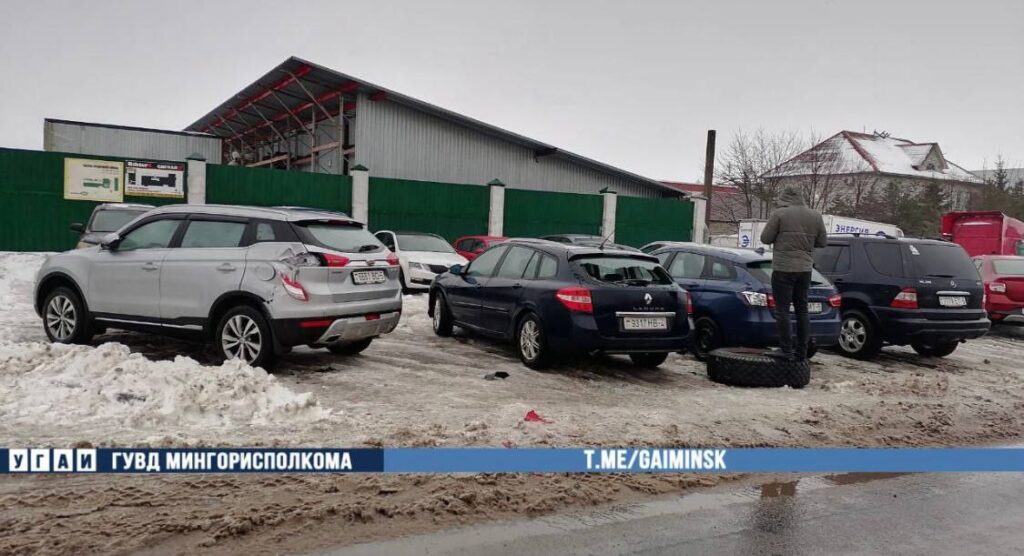 Вот это да: грузовик во время движения потерял два колеса