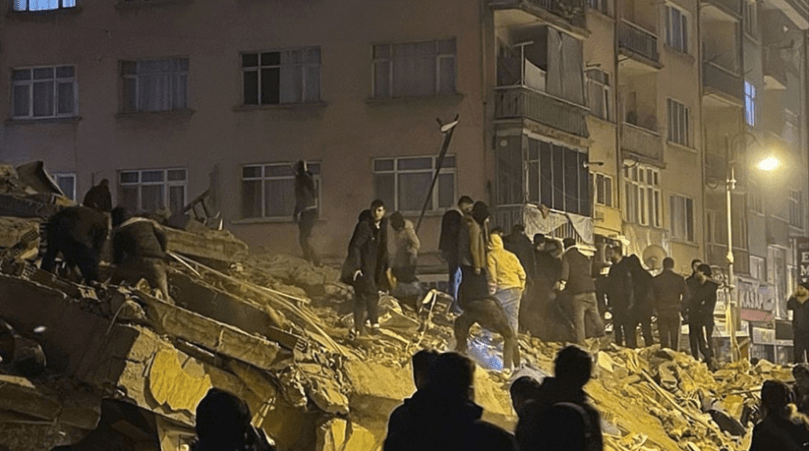 Мощное землетрясение: счет погибших идет на сотни и в Турции, и в Сирии