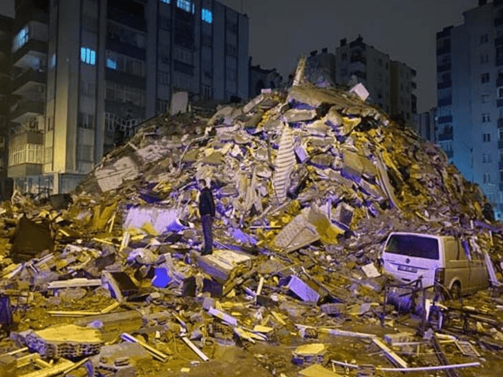 Мощное землетрясение: счет погибших идет на сотни и в Турции, и в Сирии
