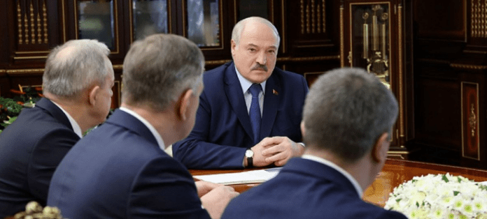 А.Лукашенко на совещании с чиновниками. Фото из официальных источников.