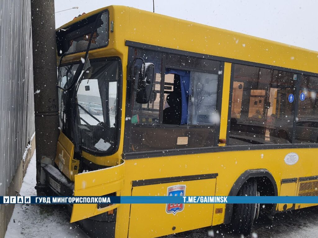 Автобус врезался в столб: шесть пассажиров в больнице