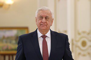 “За столом - Гайдар, на диване лежит Шахрай”: бывший белорусский премьер издал мемуары