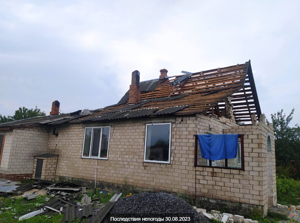 В МЧС показали, что натворила вчерашняя стихия (много фото)