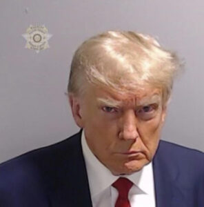 Тюремное фото Дональда Трампа стало хитом сегодняшней ночи