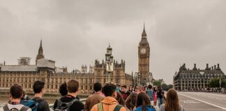 Девушка в Великобритании лишилась поддержки из-за одной лишней секунды на работе