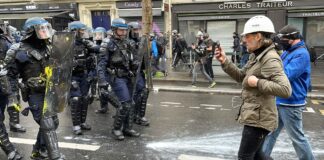 Участников протеста в Париже будут судить за нападение на полицейскую машину