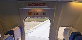 Инцидент на рейсе Бангкок — Москва: Пьяный пассажир пытался открыть дверь во время полета