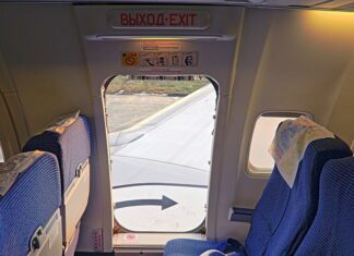 Инцидент на рейсе Бангкок — Москва: Пьяный пассажир пытался открыть дверь во время полета