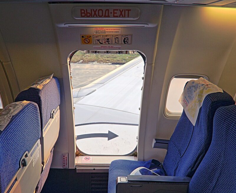 Инцидент на рейсе Бангкок — Москва: Пьяный пассажир пытался открыть дверь во время полета