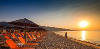 Греки восстают против цен на платные пляжи, предпочитая полотенца