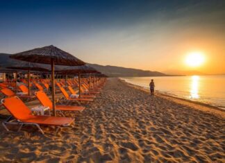 Греки восстают против цен на платные пляжи, предпочитая полотенца