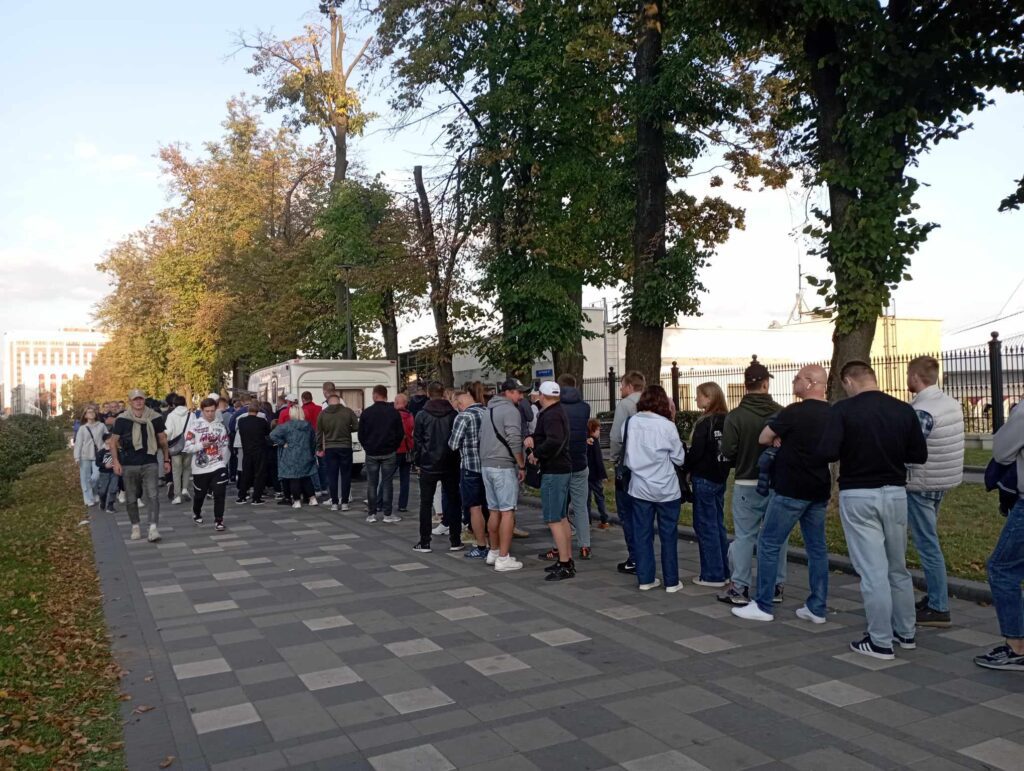 Давно такого не бывало”. На стадион “Динамо” снова выстраиваются очереди |  НВ-ОНЛАЙН