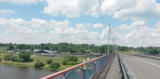 Милиционер спас 18-летнюю девушку от самоубийства на мосту в Шклове