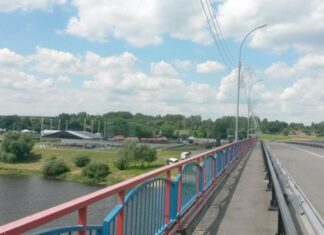 Милиционер спас 18-летнюю девушку от самоубийства на мосту в Шклове