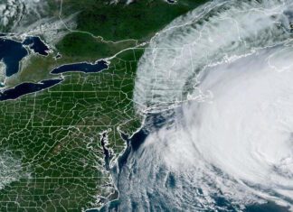 Ураган "Ли" оставил более 150 тысяч потребителей без электроснабжения в Канаде