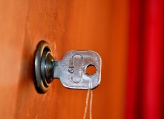 Украдено более 10 тысяч рублей у пенсионера из Борисовского района Толочина