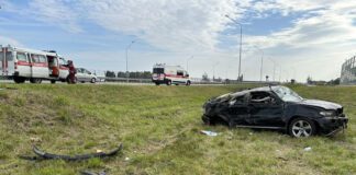BMW X5 опрокинулся на Слуцкой трассе: пострадали двое взрослых и ребенок