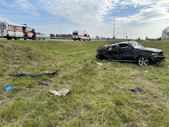 BMW X5 опрокинулся на Слуцкой трассе: пострадали двое взрослых и ребенок
