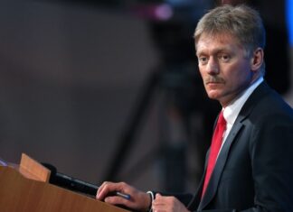 Кремль: Возвращение уехавших россиян зависит от экономической ситуации, но "врагам страны" будет сложно найти место