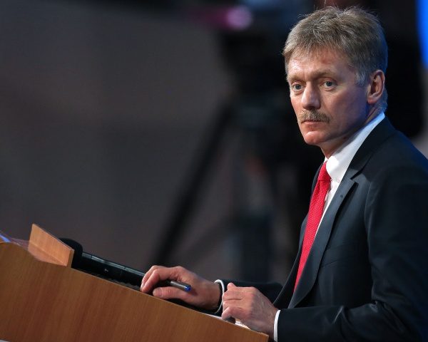 Кремль: Возвращение уехавших россиян зависит от экономической ситуации, но "врагам страны" будет сложно найти место