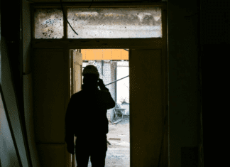 Строитель в Минске лишился работы и получил судимость за кражу кровельного материала