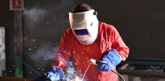 Электрогазосварщик в Минске доказал незаконность своего увольнения в суде