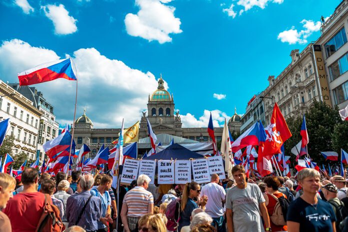 Антиправительственный митинг начался в Праге: Чехия против правительства
