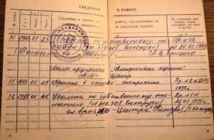 "Принята на работу в качестве экстрасенса": у жительницы Молодечно в трудовой книжке есть такая запись