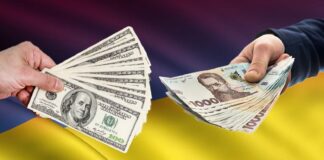 Массовая покупка долларов на Украине после изменения курса Нацбанка, сообщает Николай Азаров