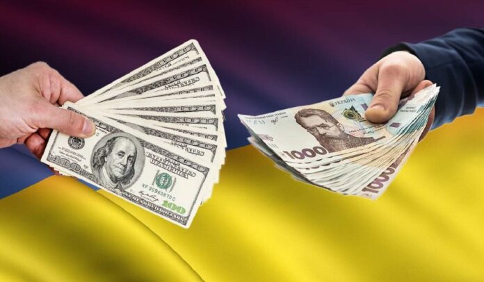 Массовая покупка долларов на Украине после изменения курса Нацбанка, сообщает Николай Азаров
