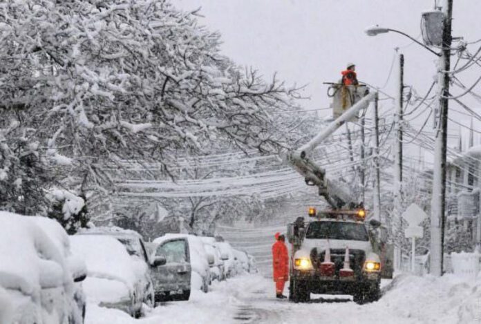 Более 2 тыс. населенных пунктов на Украине остались без электроснабжения из-за снегопадов